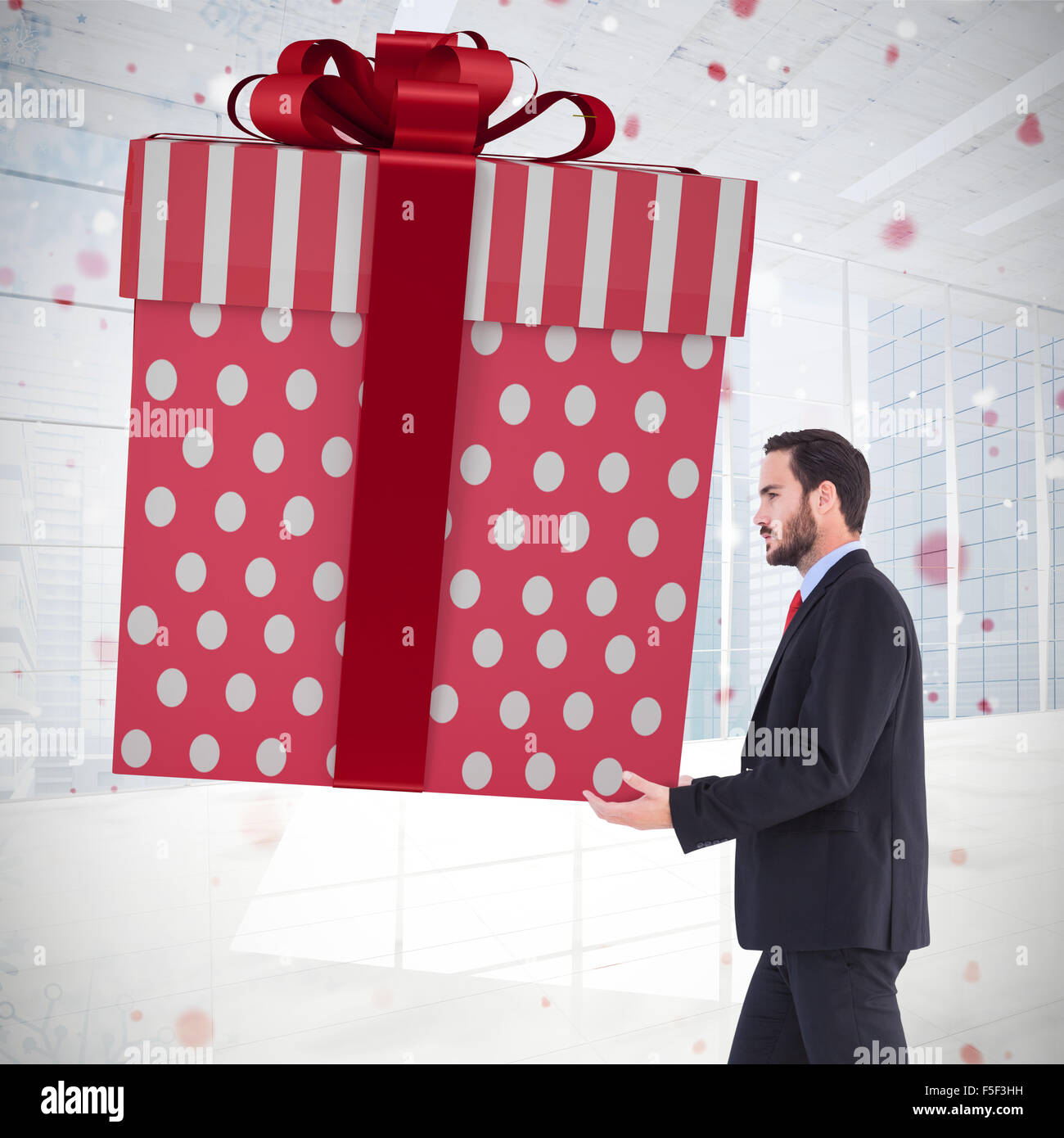 Zusammengesetztes Bild Des Stilvollen Mann Mit Riesen Geschenk Stockfotografie Alamy