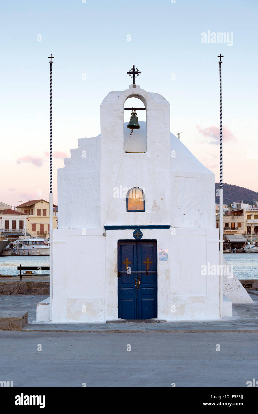 AEGINA, Griechenland - 25. Oktober 2015: Die weiße Kapelle von St. Nikolaos bei Sonnenuntergang in Aegina Insel, Griechenland Stockfoto