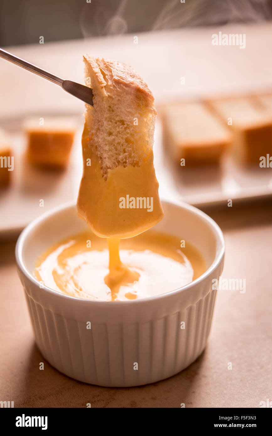 Brot, eingetaucht in Käse-fondue Stockfoto