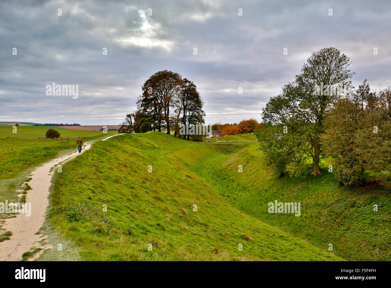 Avebury; Graben Sie, Steinkreis umgeben; Wiltshire; UK Stockfoto
