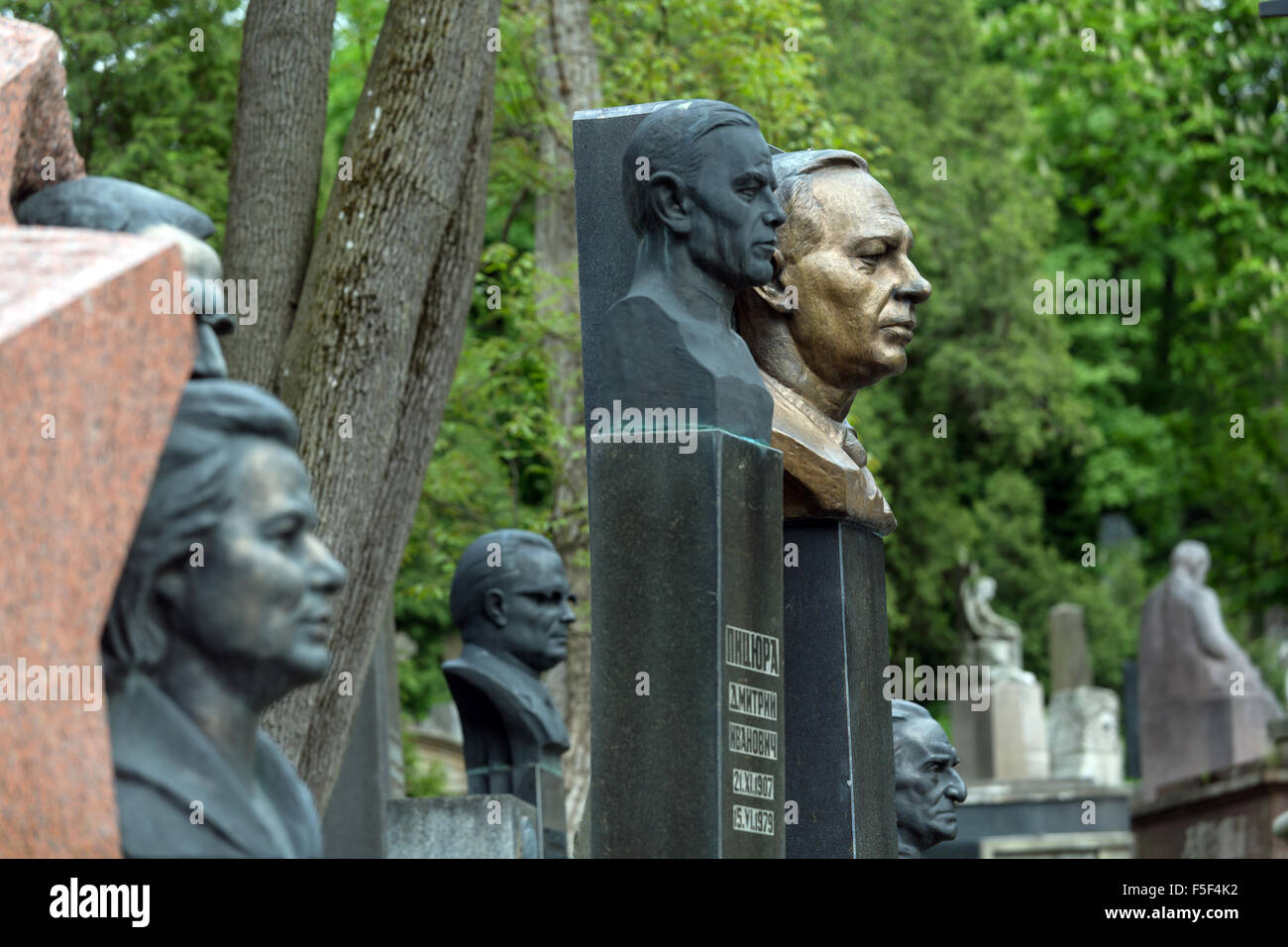 Lviv, Ukraine, Gräber auf dem Lytschakiwski-Friedhof Stockfoto