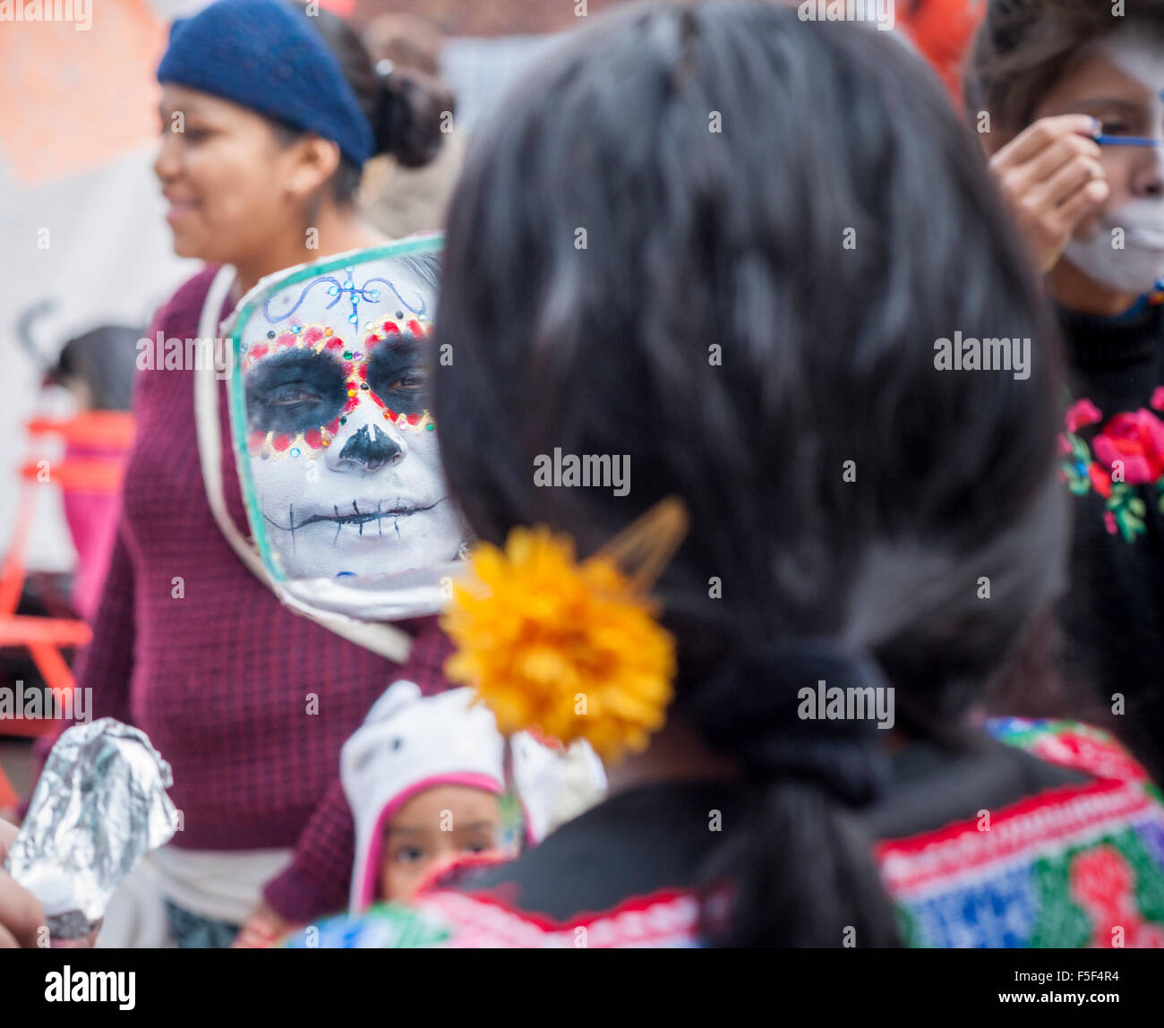 Die Teilnehmer bereiten für den Tag der toten Feier in Corona in Queens in New York auf Samstag, 31. Oktober 2015.  Familien feiern die mexikanische religiösen Feiertag, der Tag der Toten, die die Seelen der Toten auf ihrer jährlichen Besuch zu Hause begrüßen. (© Richard B. Levine) Stockfoto