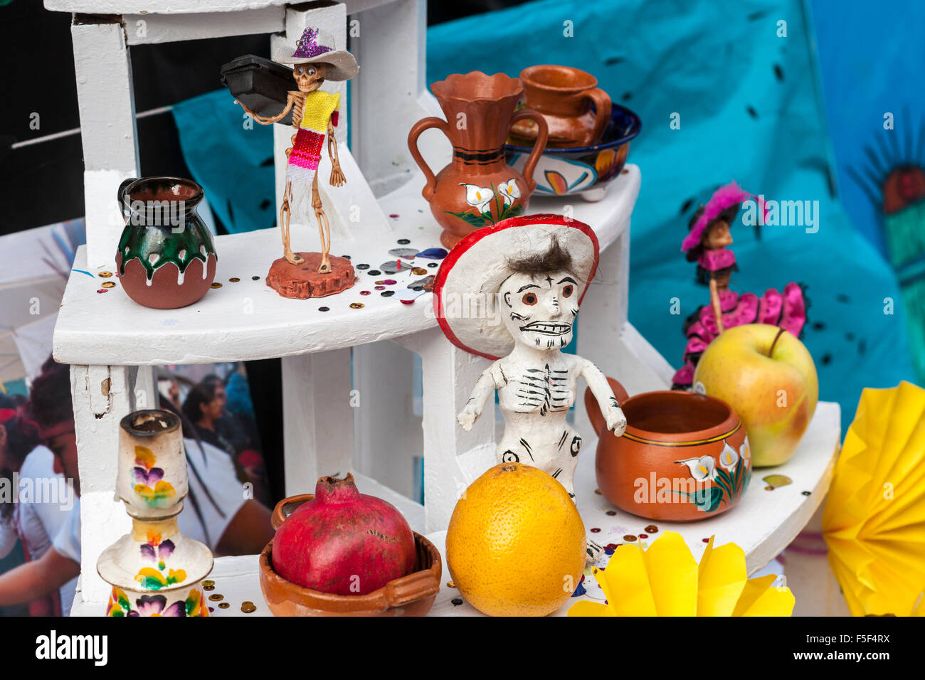 Ein Altar auf dem Display an den Tag der toten Feier in Corona in Queens in New York auf Samstag, 31. Oktober 2015.  Familien feiern die mexikanische religiösen Feiertag, der Tag der Toten, die die Seelen der Toten auf ihrer jährlichen Besuch zu Hause begrüßen. (© Richard B. Levine) Stockfoto