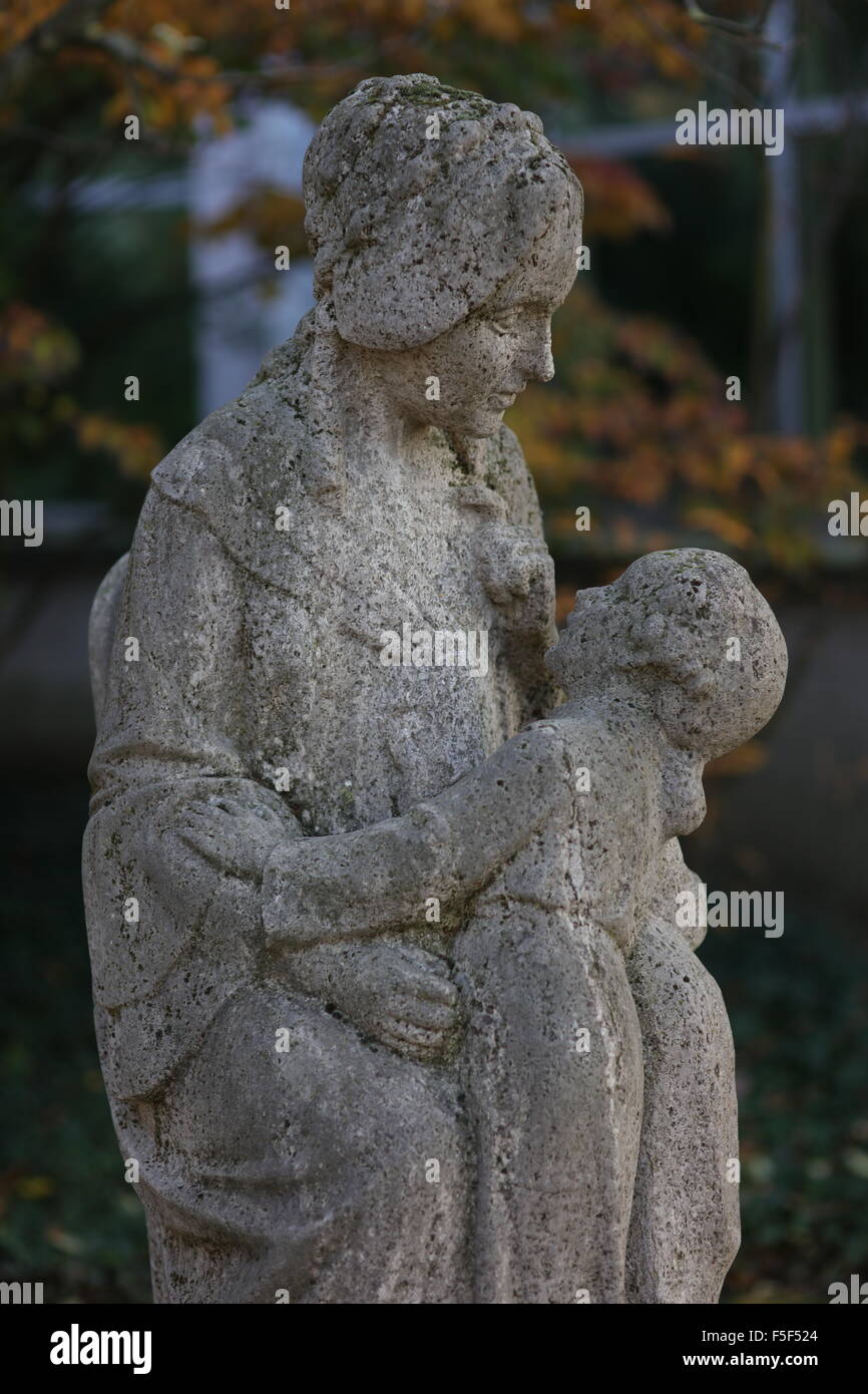 Steinfigur in Frankfurt Botanischer Garten Stockfoto