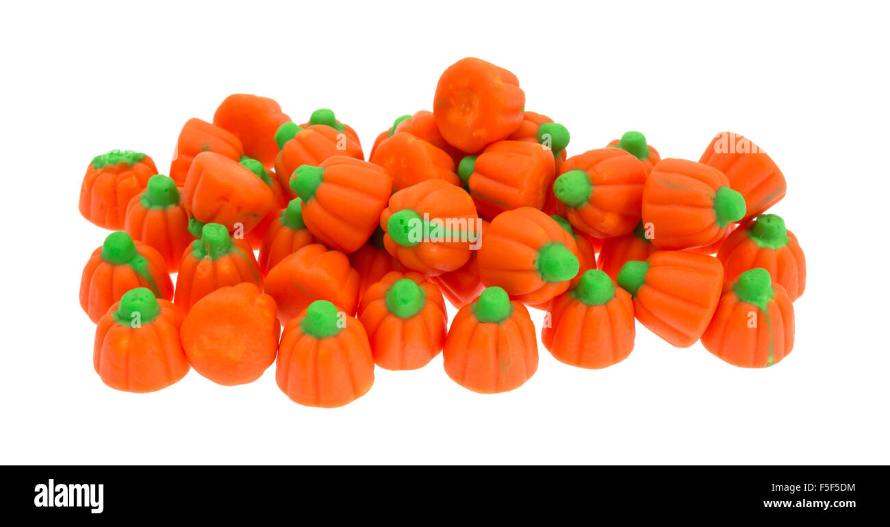 Eine große Portion von orange und grün Halloween Kürbis Candy isoliert auf einem weißen Hintergrund. Stockfoto