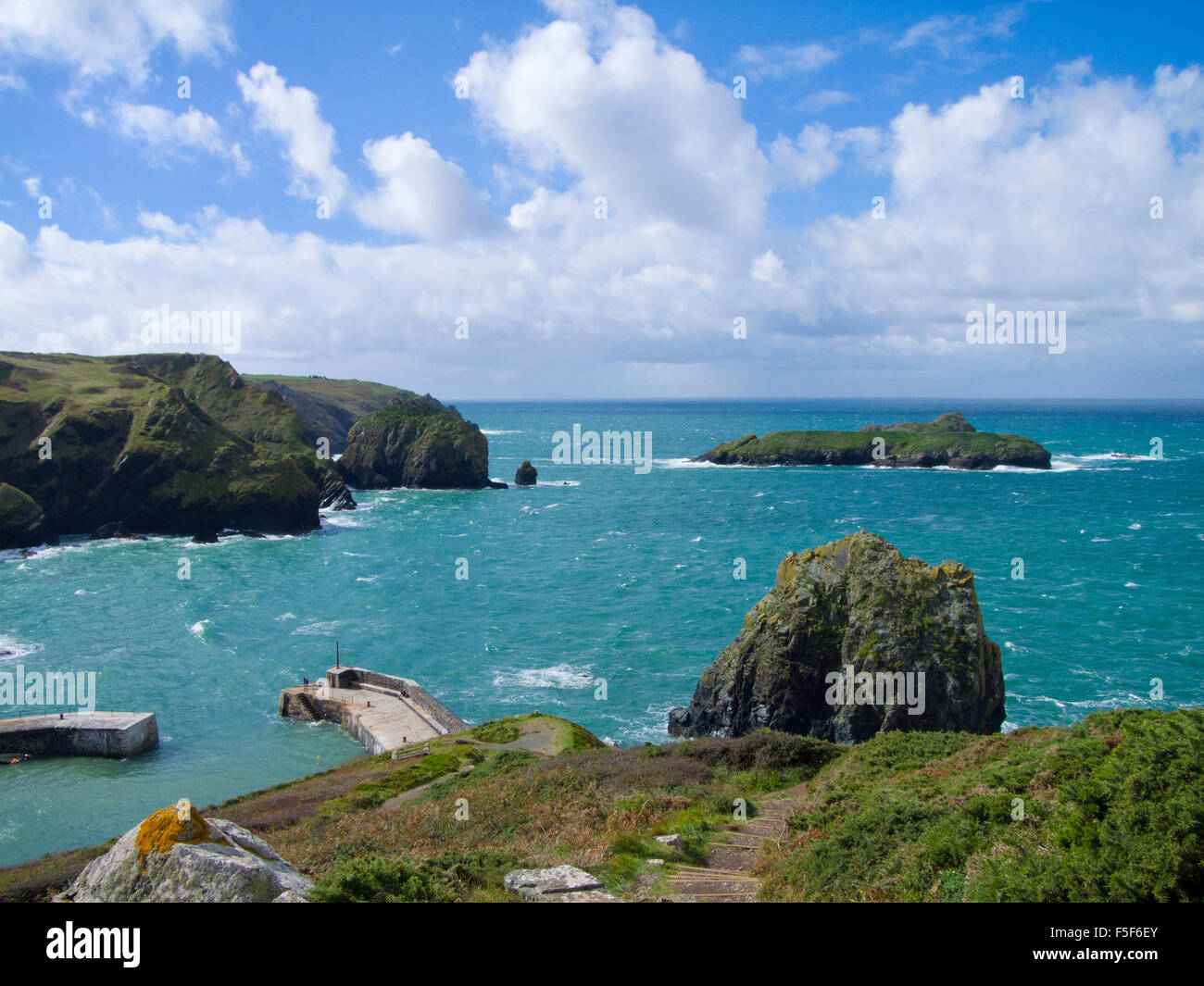 Mullion Cove mit Scovarn Insel, die Vro & Mullion Insel, Halbinsel Lizard, Cornwall, England, Vereinigtes Königreich Stockfoto