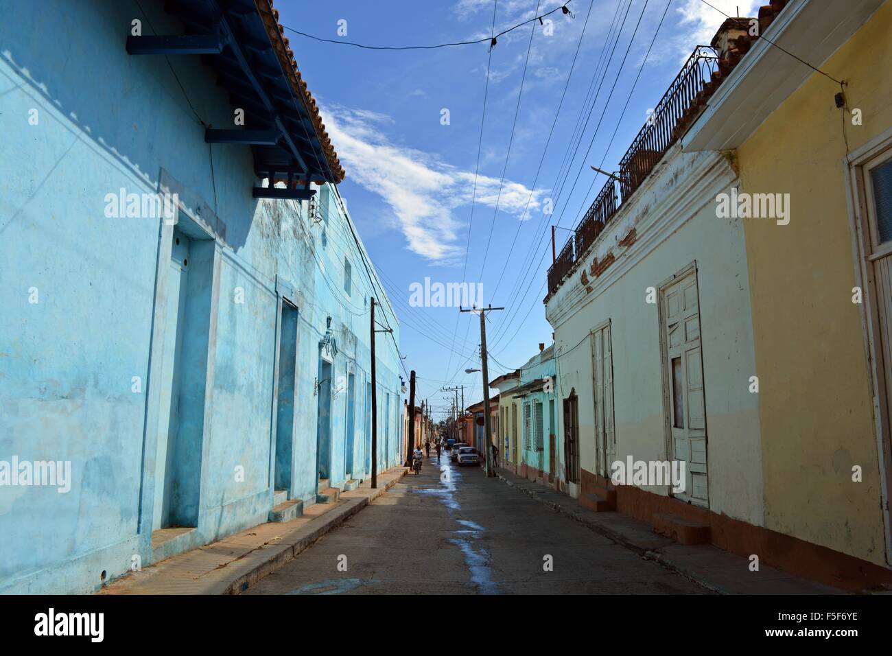 Straße in einer ruhigen Nachbarschaft in Trinidad Kuba an einem sonnigen Nachmittag nach dem Regen heruntergekommen Stockfoto