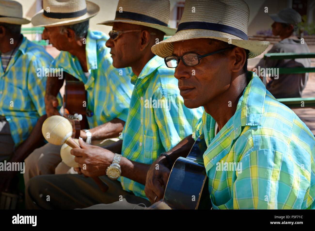 Kubanische Straßenmusiker mit passenden Strohhüte und Outfits spielen live auf dem Platz in Trinidad Stockfoto