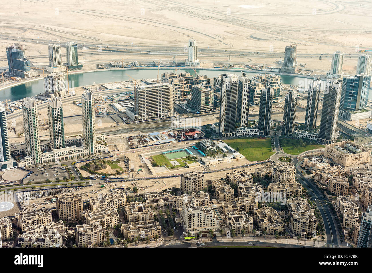 Die Innenstadt von Dubai. Wolkenkratzer und Straße Stockfoto
