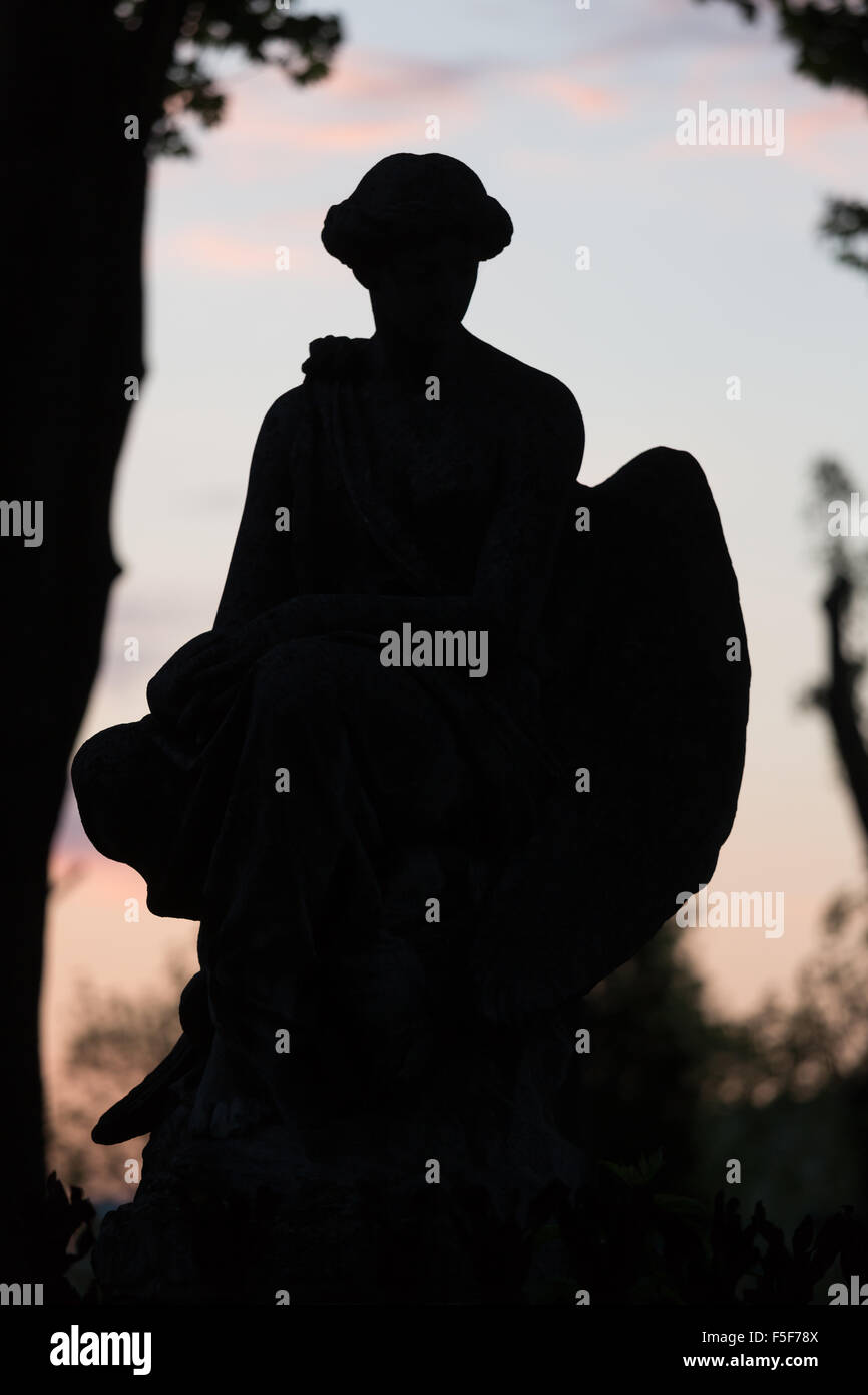 Lviv, Ukraine, Skulptur eines Grabes auf dem Lytschakiwski-Friedhof Stockfoto