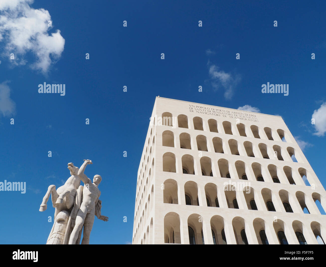 Palazzo della Civilta del Lavoro, auch bekannt als das Quadrat Kolosseum in EUR Viertel von Rom, Italien Stockfoto