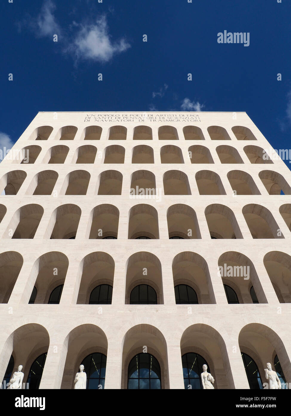 Palazzo della Civilta del Lavoro, auch bekannt als das Quadrat Kolosseum in EUR Viertel von Rom, Italien Stockfoto