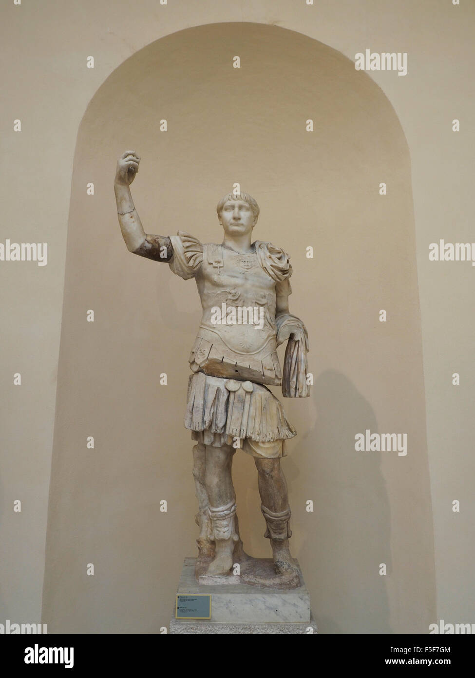 Leben Größe Statue des römischen Kaisers Trajan (53-117 n. Chr.) auf Anzeige im Museum von Ostia Antica, in der Nähe von Rom, Italien Stockfoto