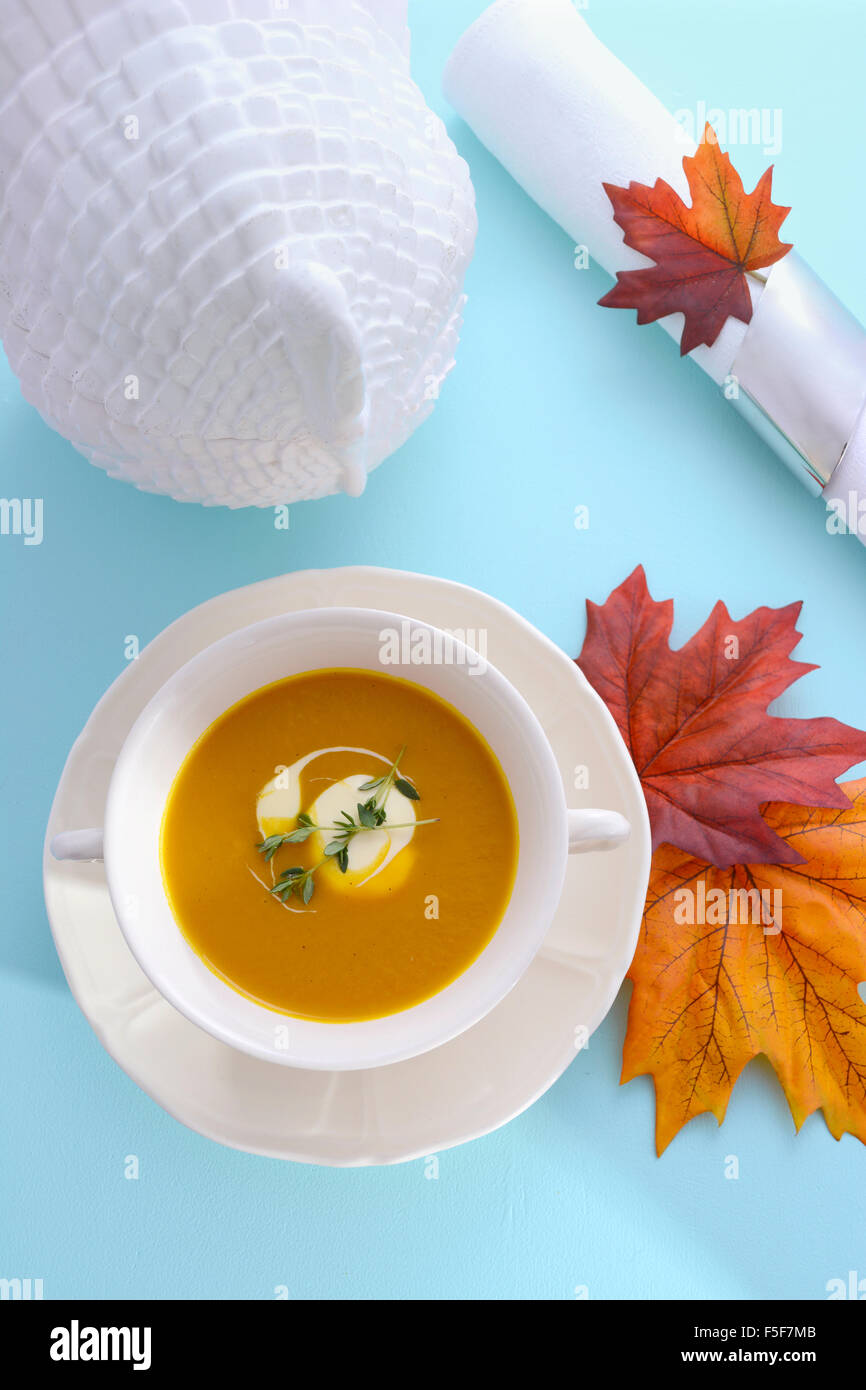 Traditionelle Thanksgiving Kürbis-Suppe mit weißen Türkei Terrine auf blasse blaue Tabelle. Stockfoto