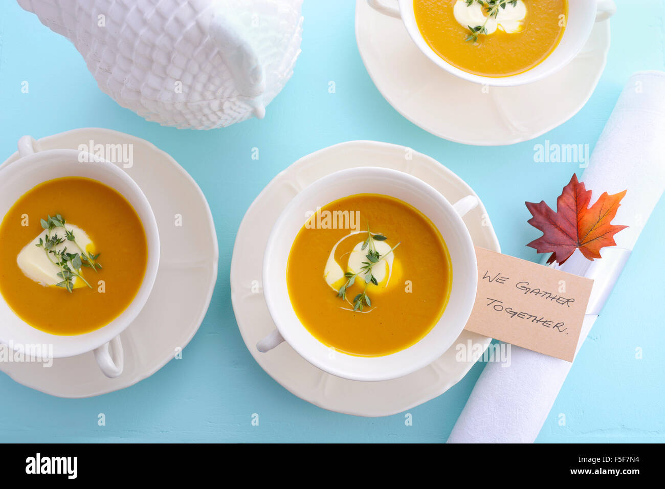 Traditionelle Thanksgiving Kürbis-Suppe mit weißen Türkei Terrine auf blasse blaue Tabelle overhead. Stockfoto