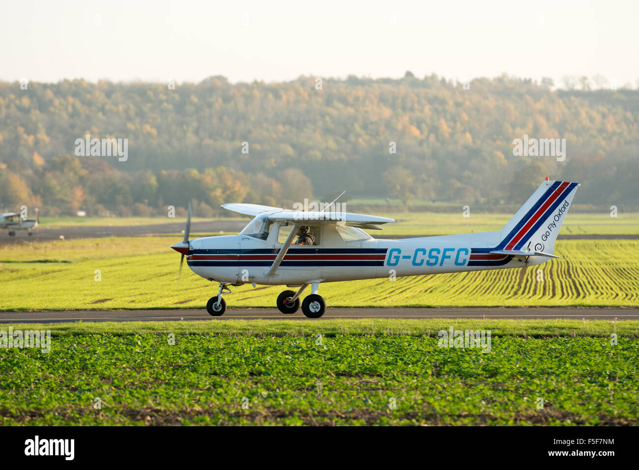 Cessna 150 in Wellesbourne Flugplatz, UK (G-CSFC) Stockfoto