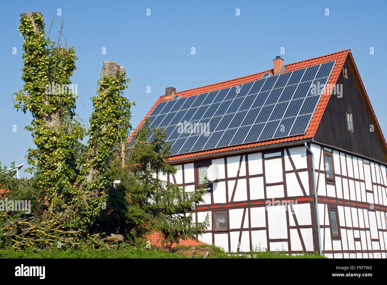 Altes Fachwerkhaus mit moderner Solarzellen auf dem Dach Stockfoto