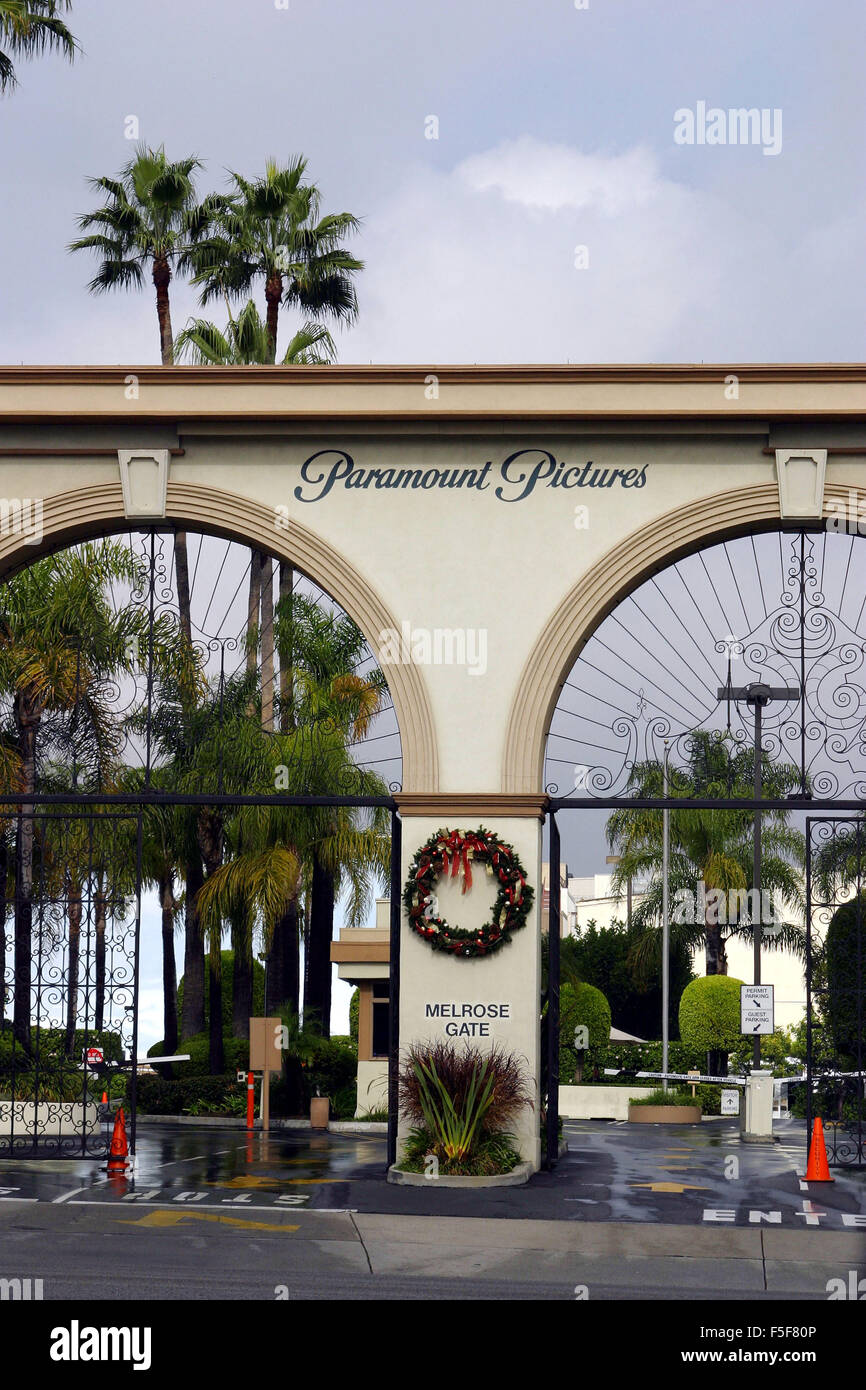 7. Dezember 2003; Hollywood, Kalifornien, USA; Paramount Bilder Filmproduktionsfirma 5555 Melrose Avenue Los Angeles gelegen. Die berühmten Bögen mit Palmen hinter. © Ruaridh Stewart/ZUMAPRESS.com/Alamy Live-Nachrichten Stockfoto