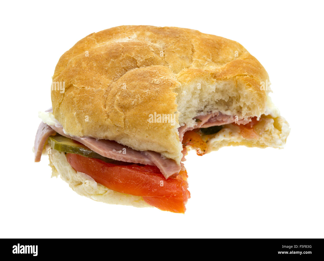 Eine italienische Sub Salamibrot, die gebissen worden ist isoliert auf einem weißen Hintergrund. Stockfoto