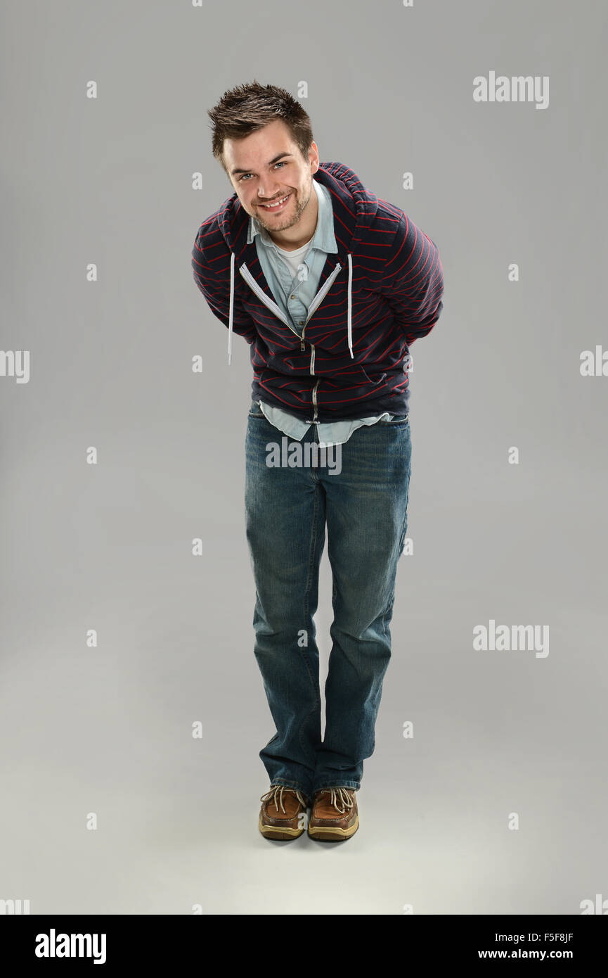 Porträt des jungen hip Mann posiert auf grauem Hintergrund Stockfoto