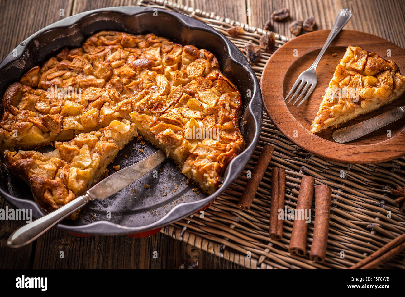 Apfelkuchen in der Backform mit einer Scheibe entfernt Stockfoto