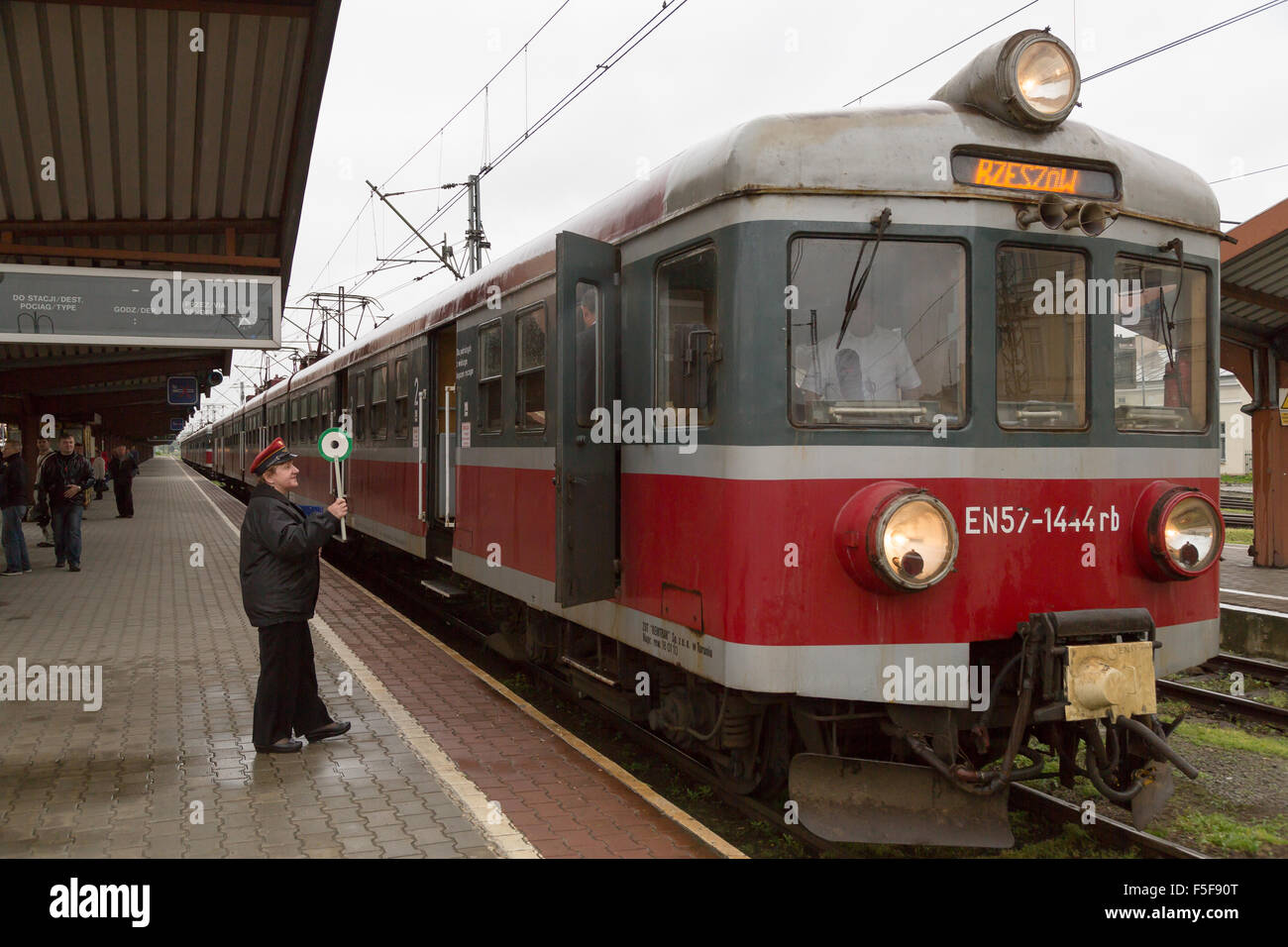 Przemysl, Polen, PKP trainieren auf der Plattform Stockfoto