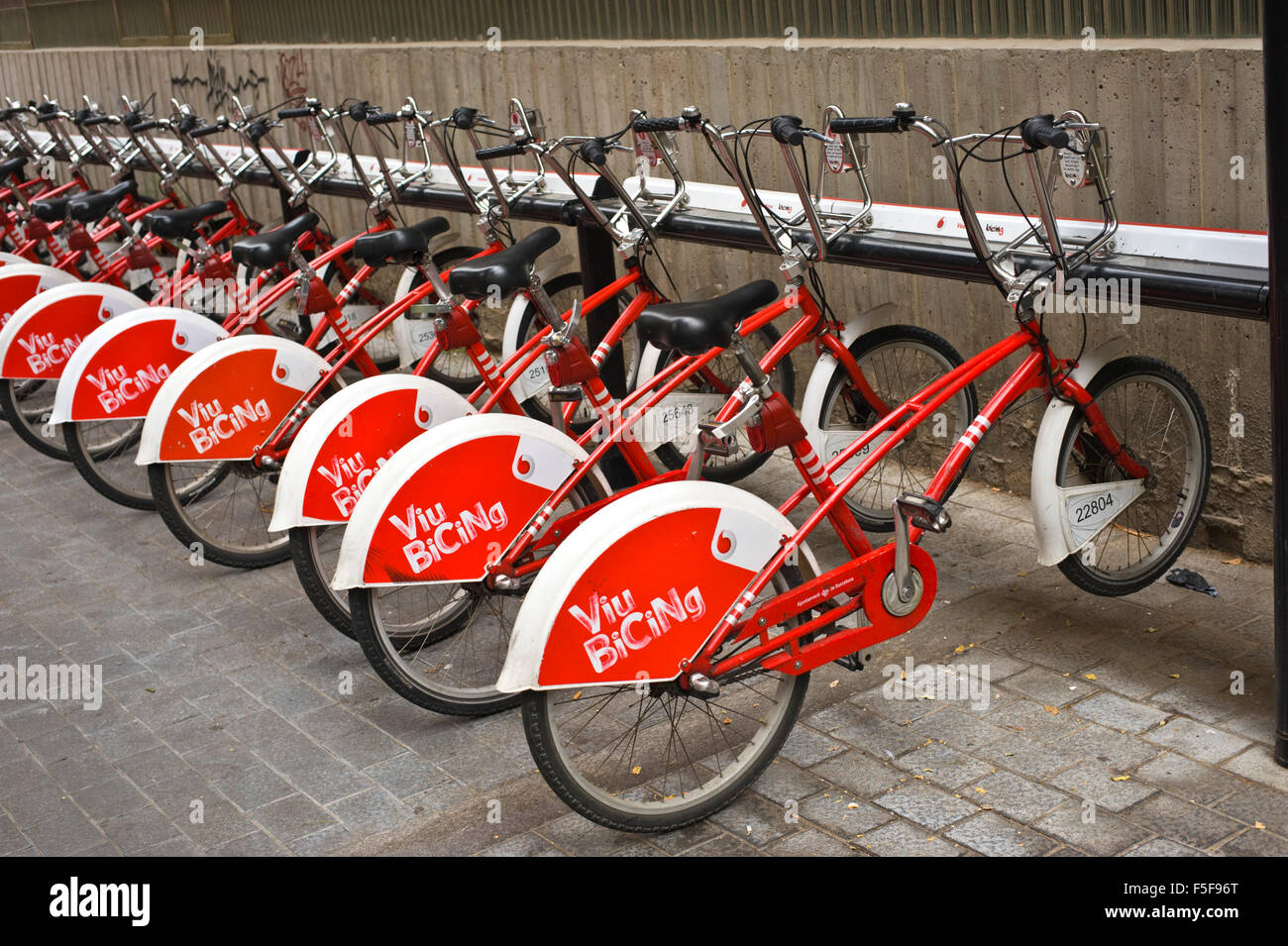 Vodafone Fahrrad Vermietung Fahrräder auf der Straße in Barcelona Katalonien Spanien es Stockfoto