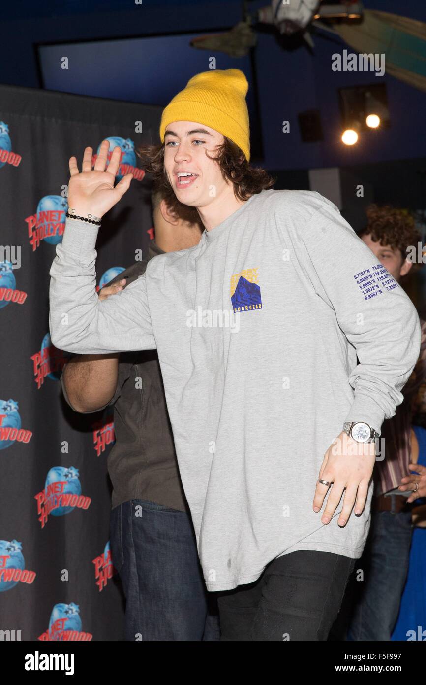 New York, NY, USA. 3. November 2015. Nash Grier in Anwesenheit für THE OUTFIELD Cast Erinnerungsstücke Präsentation im Planet Hollywood, Planet Hollywood Times Square, New York, NY 3. November 2015. Bildnachweis: Jason Smith/Everett Collection/Alamy Live-Nachrichten Stockfoto