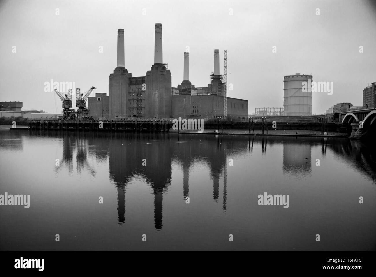 Battersea Power Station schwarz-weiß Fluss Themse London England UK Stockfoto