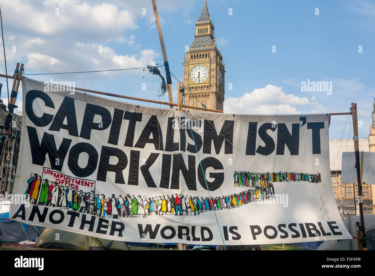 Kapitalismus funktioniert nicht Banner am protest Camp Houses of Parlament London England UK Stockfoto