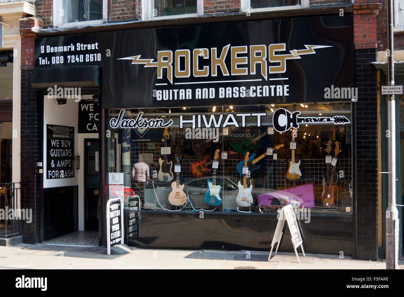 Dänemark-Street-Rocker Gitarre Bass Musik Musikinstrumente shop London England UK Stockfoto