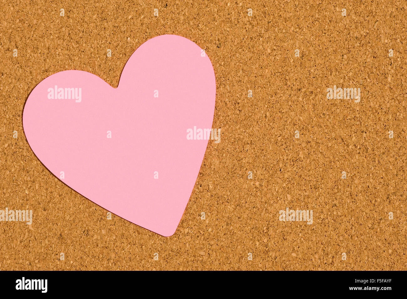 Leere Valentine Notizzettel auf Office Bulletin Board Stockfoto