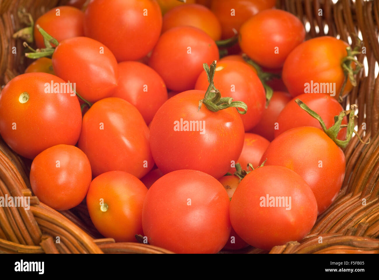 Nahaufnahme von Cherry-Tomaten In Korb Stockfoto