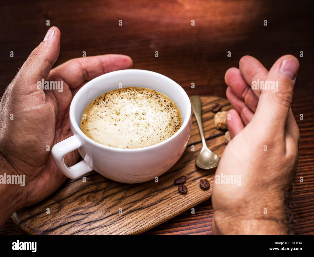 Tasse Cappuccino auf der gealterten Holztablett. Stockfoto