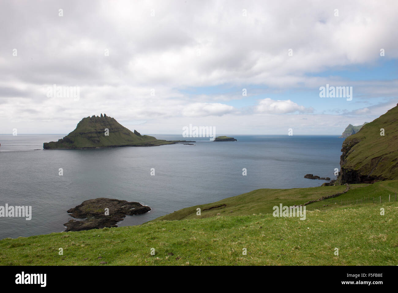 Gasholmur und tindholmur auf die Färöer als von Vagar gesehen Stockfoto