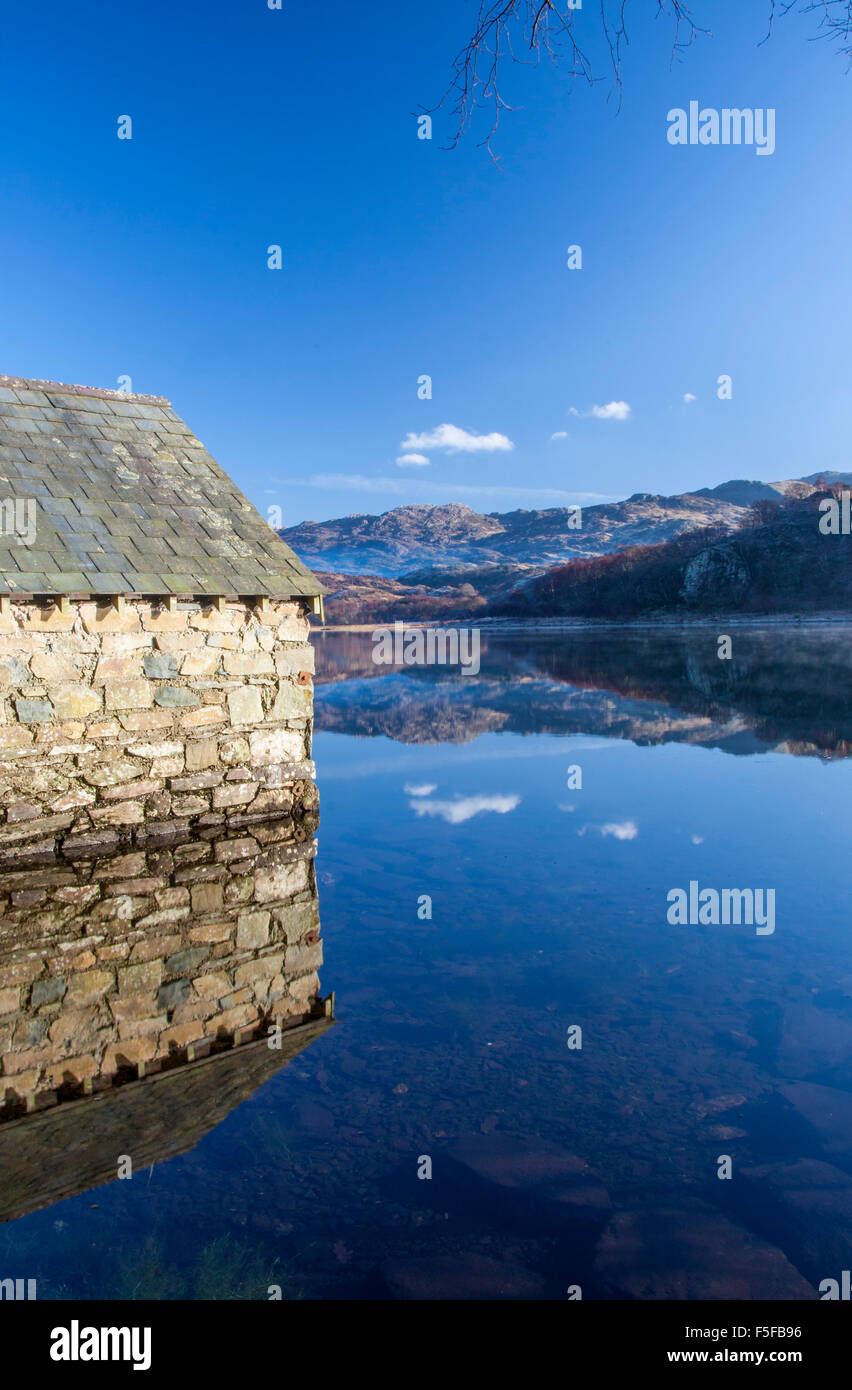 Llyn Dinas See und Bootshaus am Ufer Snowdonia North Wales UK Stockfoto