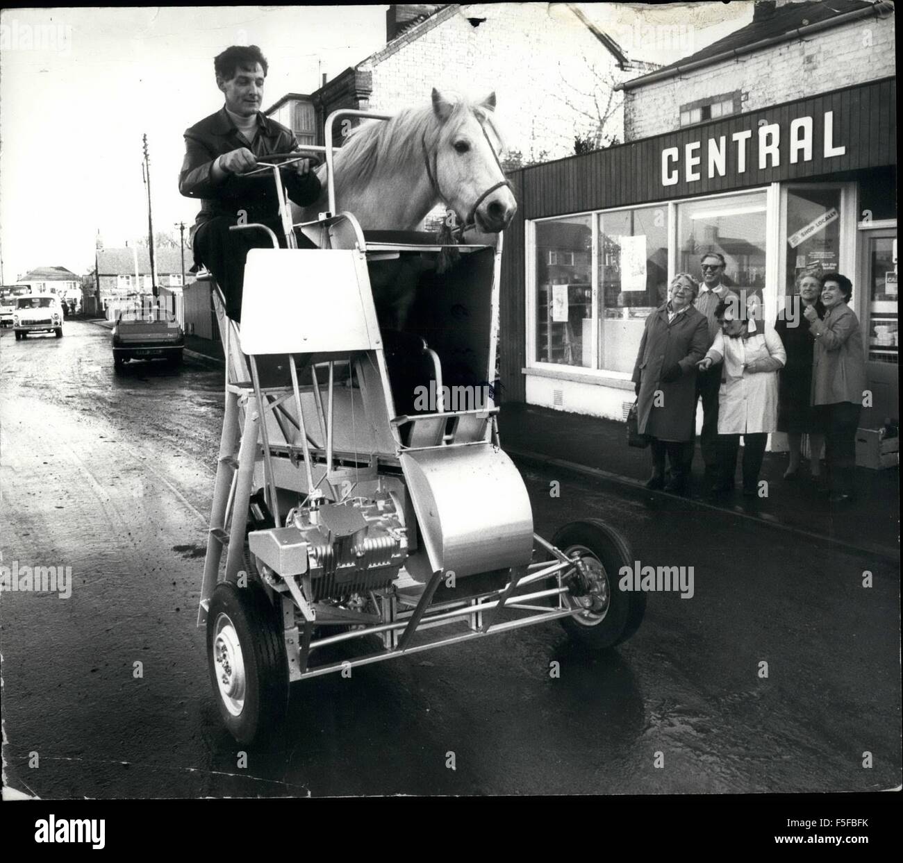 1967 - haben Pferd Will Travel: Was bekommt man wenn man ein Pferd mit dem  Fahrrad überqueren? Ein Horsical, natürlich! Erfinder Philip Barnes hat mit  einer unglaublichen Benzin-Prügel-Maschine, die läuft auf dem