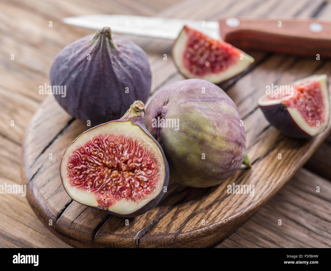 Reife Feigen Früchte auf dem Holztisch. Stockfoto