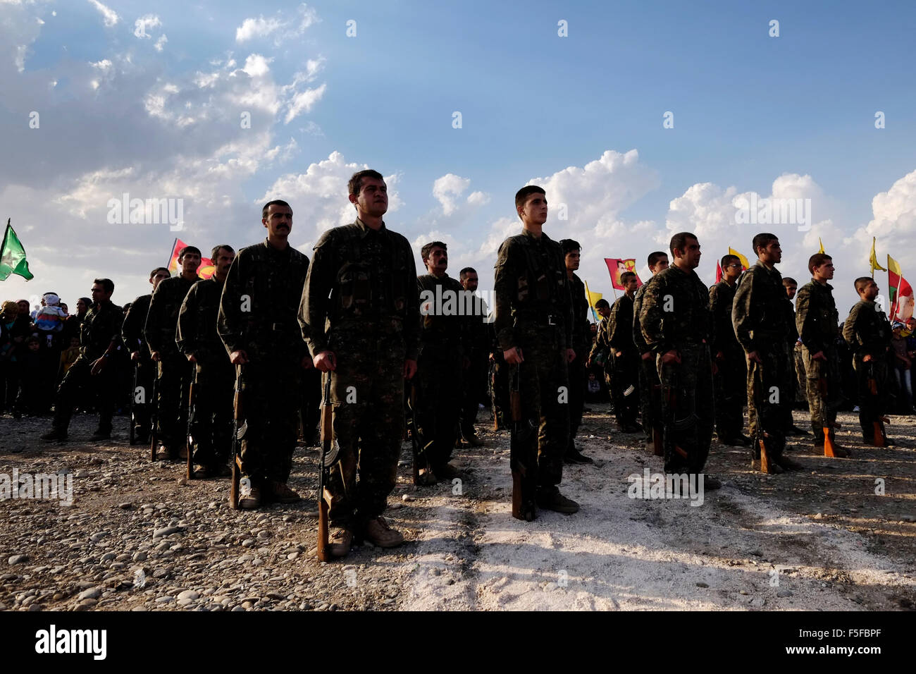 Kurdische Kämpfer der Menschen Schutz Einheiten YPG und der Frauen Schutz Einheiten YPJ Teilnahme an Rekrutierung Zeremonie in al-Hasaka oder Hassakeh Stadtteil Rojava der De-facto-kurdische autonome Region mit Ursprung in und aus drei selbständigen Gemeinden im nördlichen Syrien Stockfoto