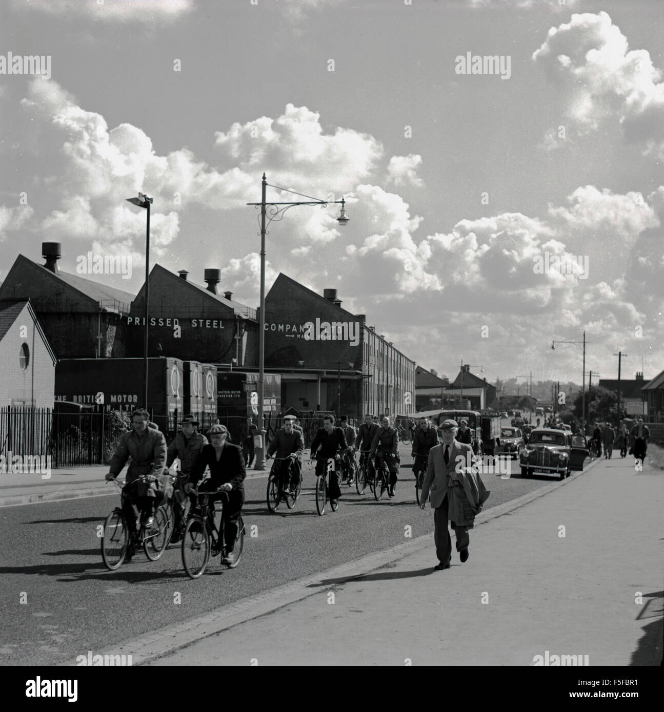 1950er Jahre historische, lassen Fabrikarbeiter gedrückt Steel Company, Cowley, Oxford, die Arbeit auf ihren Fahrrädern. Stockfoto