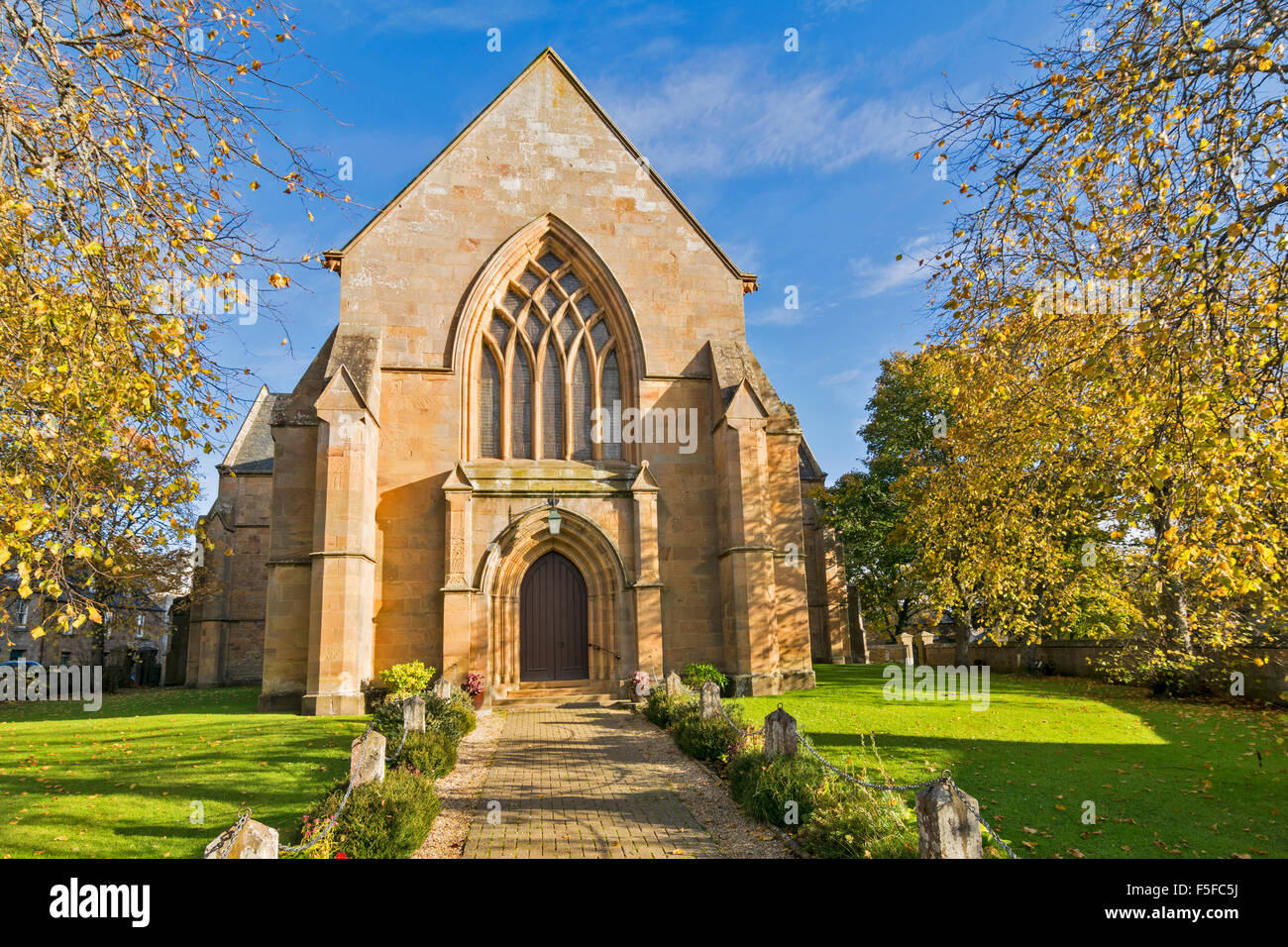 DORNOCH KATHEDRALE SUTHERLAND SCHOTTLAND FUßWEG ZUR TÜR UND BÄUME IM HERBST Stockfoto