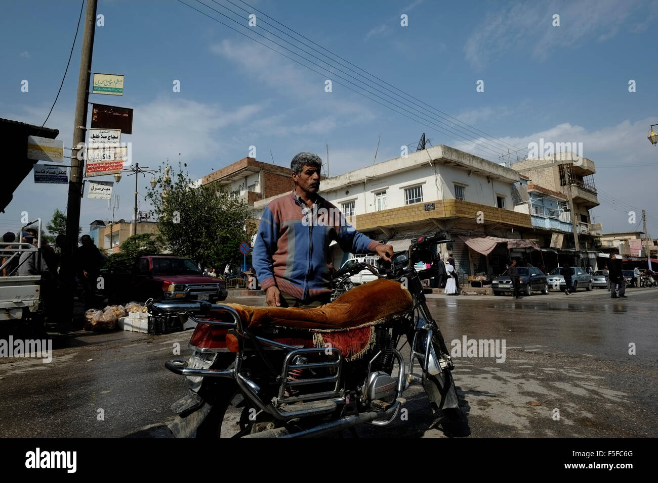 Straßenszene in der Stadt Al-malikiya rief auch Derek (Kurdisch) in al-Hasaka oder Hassakeh Bezirk im nördlichen Syrien Stockfoto