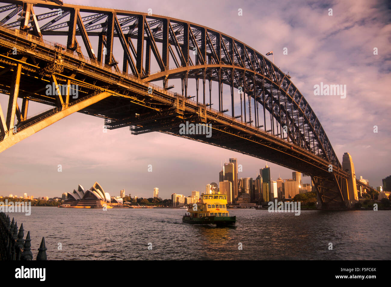 Sydney Fähren Angebot nähert sich Milsons Point Bahnhof Wharf Sydney HArbour Bridge und Opera House bei Sonnenuntergang hinter Sydney neue So Stockfoto