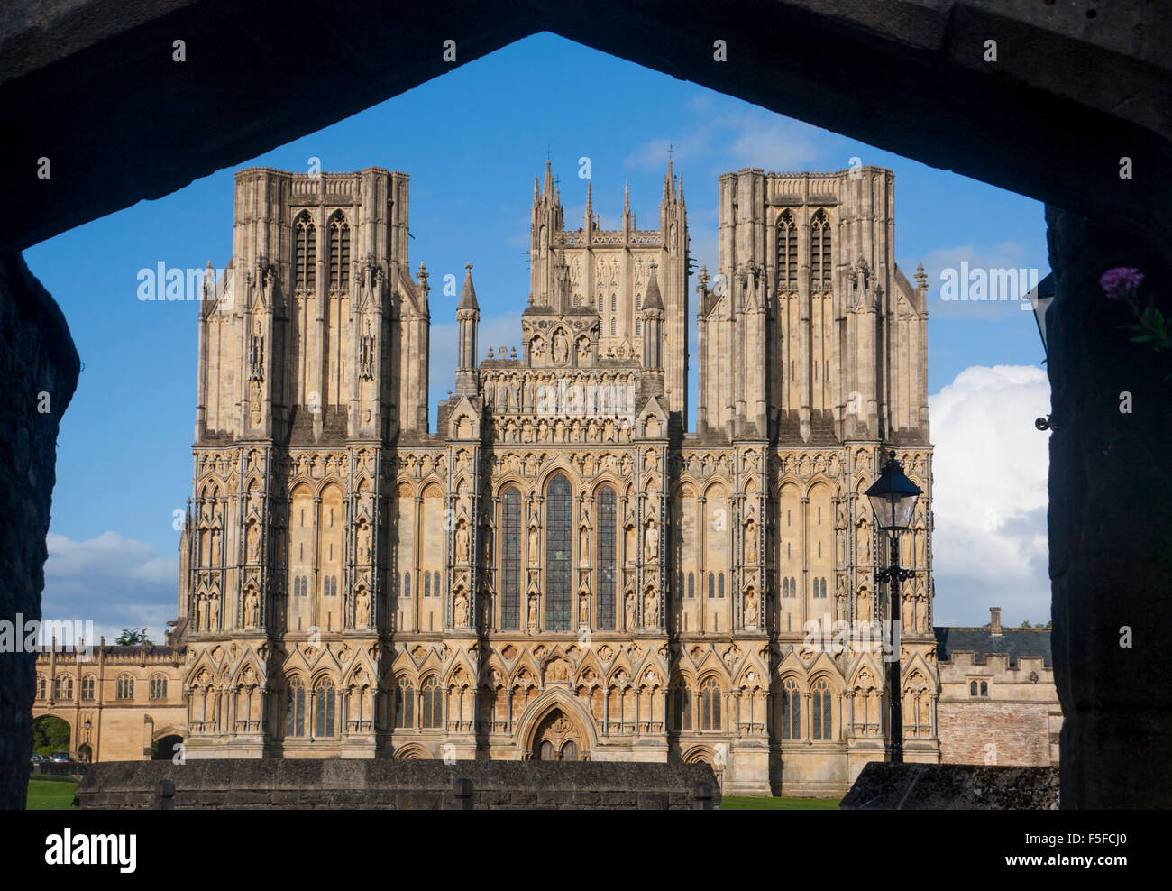 Wells Cathedral Westfassade gesehen durch Torbogen Wells Somerset England UK Stockfoto