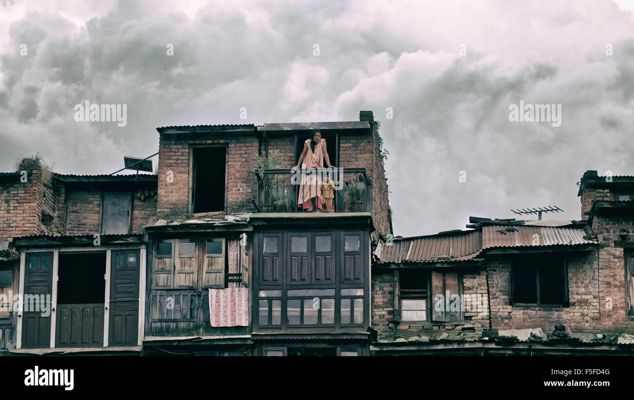 Kathmandu, Nepal - 19. Oktober 2013: Frau und Kind auf dem Balkon in der Nähe von Bhaktapur, Nepal Stockfoto