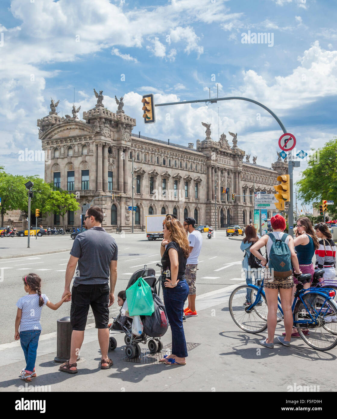 Spanien, Katatonie, Barcelona, Port Vell, Touristen am Portal des Pau mit Blick auf die Aduana-Gebäude Stockfoto
