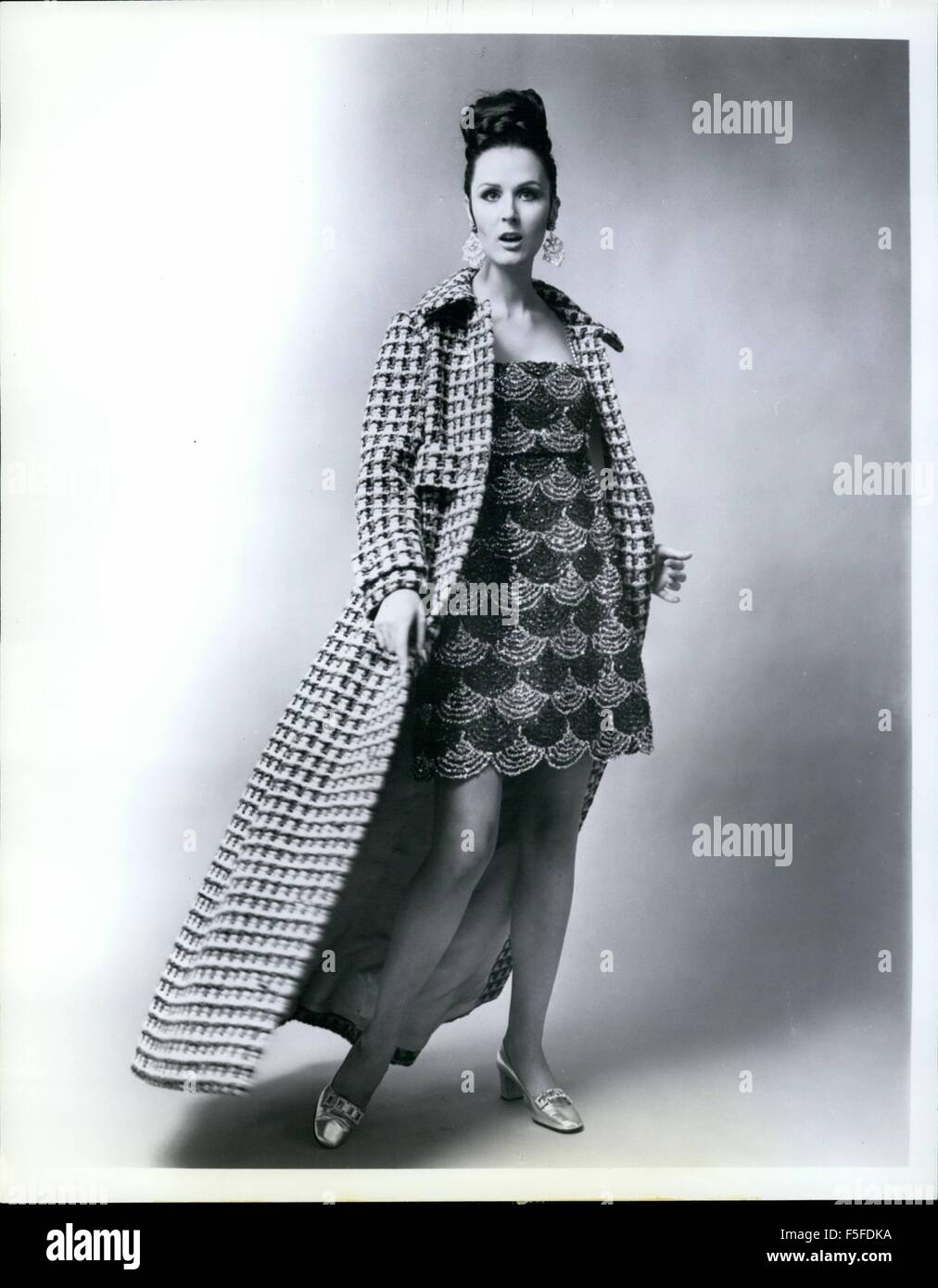 1967 - das lange Fell als Murray Nieman für Hannah Troja sieht es, tut  seiner glamouröse Arbeit als einen Abend Mantel über die kurze und elegante  Pflaume und Silber Cellophan Spitze Abendkleid