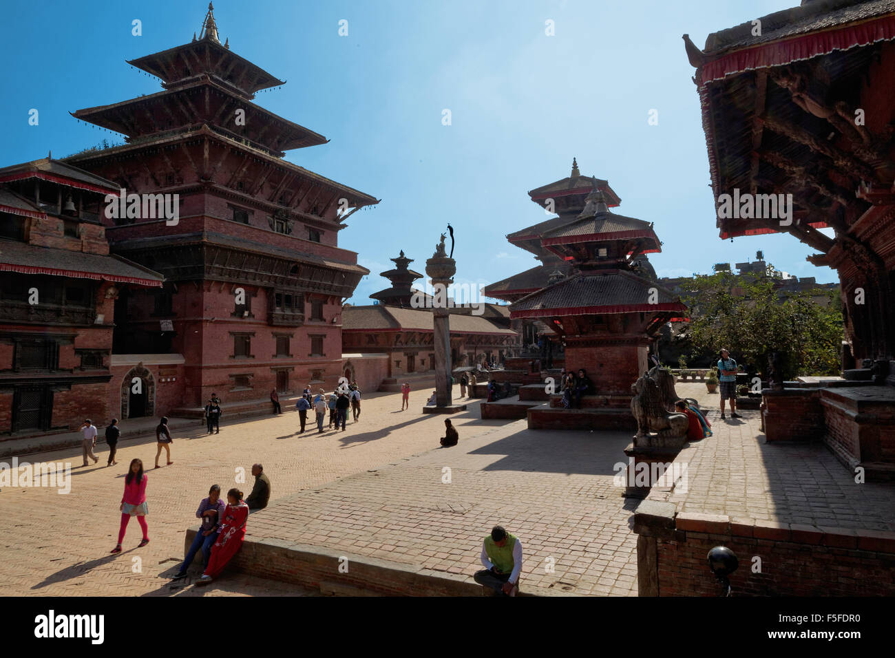 Einheimischen in Kathmandu Durbar Square zum UNESCO-Weltkulturerbe schwer beschädigt in 2015 Erdbeben Stockfoto