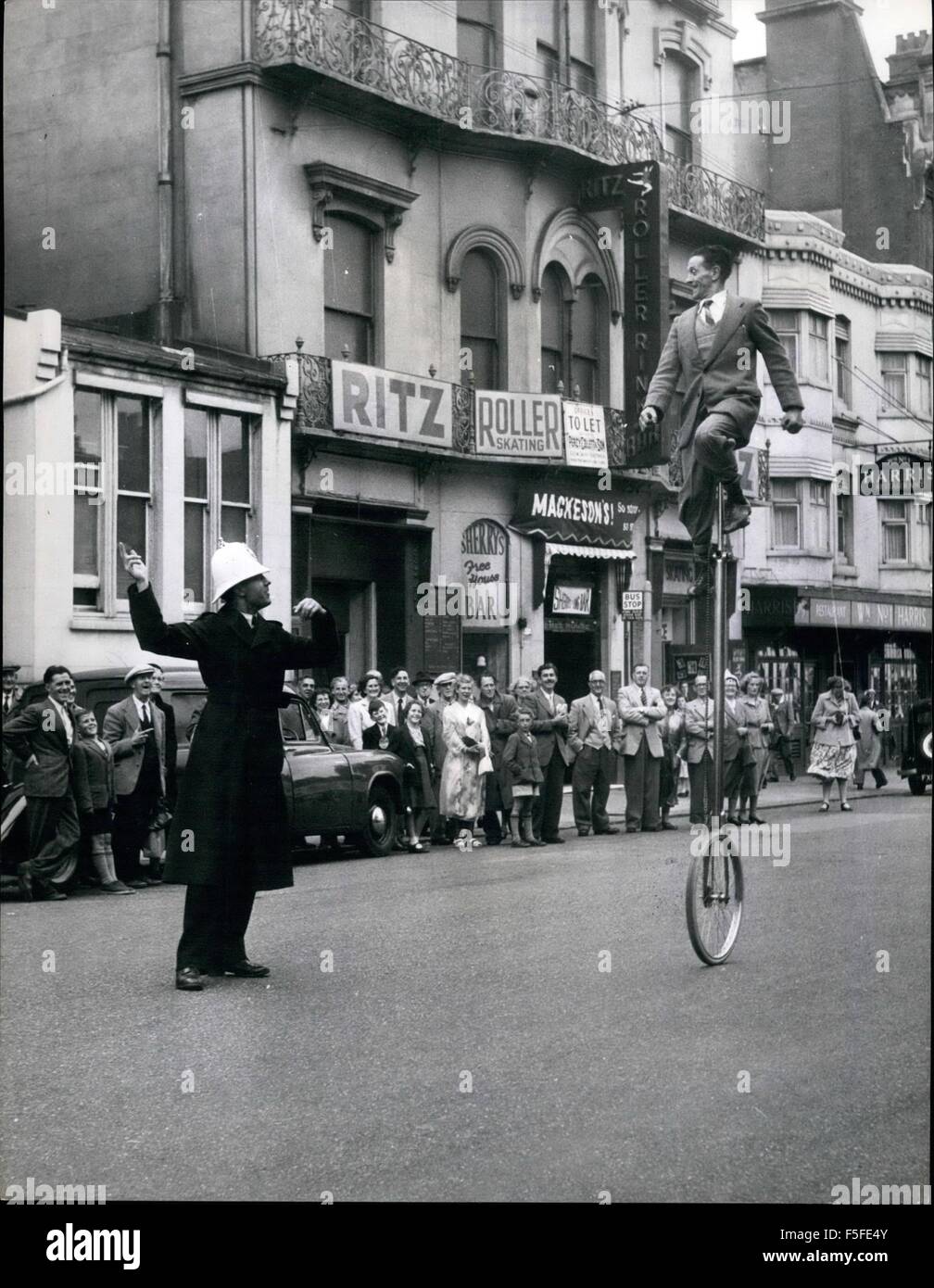 1967 - kein Verkehrsproblem hier; Brighton Verkehrspolizist erscheint ganz unbekümmert, wie ein Rad Radfahrer Banner Forbutt Trundles die Straße hinunter. Banner Forbutt Job ist immer in der Schwebe; Reiten einer Rad-Zyklus muss ein schönes Gefühl für Balance, halten sich acht Füße über dem Boden, auf einem schlanken Schaft montiert auf ein einzelnes Rad, ist eine ständige Quelle der Unterhaltung für diejenigen, die von Brighton Eis Zirkus zu sehen und zu lokalen Bürger, die jetzt gewöhnen, ihn seinen Weg zum und vom Theater auf seine seltsame Fahrzeug machen zu sehen. Die örtliche Polizei Welle seine am so, als ob er jeden anderen Radfahrer war ein Stockfoto