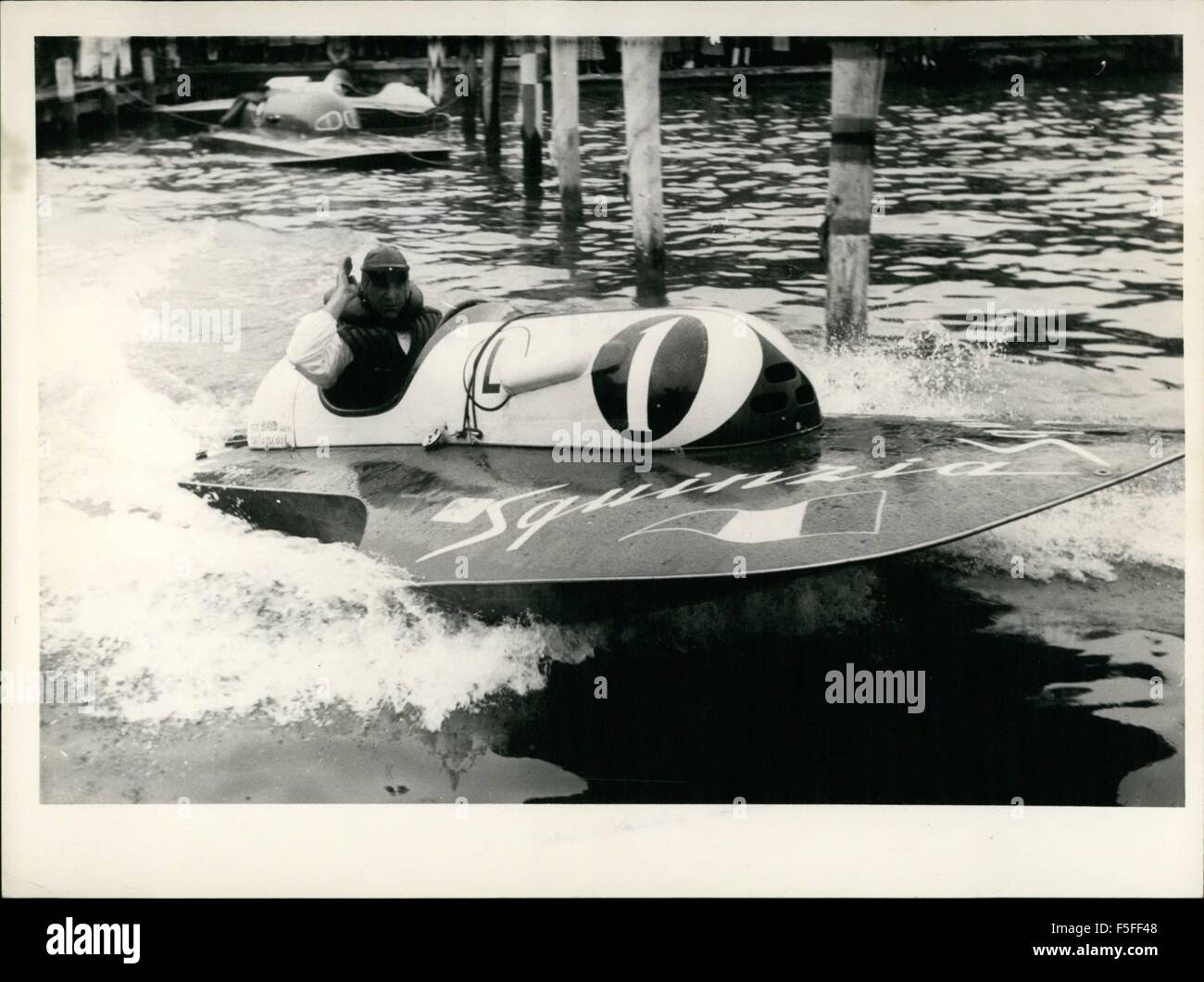 1967 - 75 Fahrer aus sieben Nationen waren über die '' großen Preis von Deutschland '' während der ADAC-Jubiläums-Regatta am Starnberger See fahren. ADAC ist der Allgemeine Deutsche Automobilclub. Am interessantesten war dies der 1,5-Liter-Klasse. Sieben Boote waren in diesem Wettbewerb Brett für Brett, aber konnte sie nicht nehmen, den Preis vom Weltmeister Cometti (Italien), der vor kurzem seinen eigenen Weltrekord von 128 km auf 137 Kilometer pro Stunde einrichten. Unser Bild zeigt Weltmeister Cometti nur gehen mit voller Geschwindigkeit zum Ausgangspunkt. Er gewann die Partitur von 929. (Kredit-Bild: © Keystone Bilder USA/ZUMAP Stockfoto